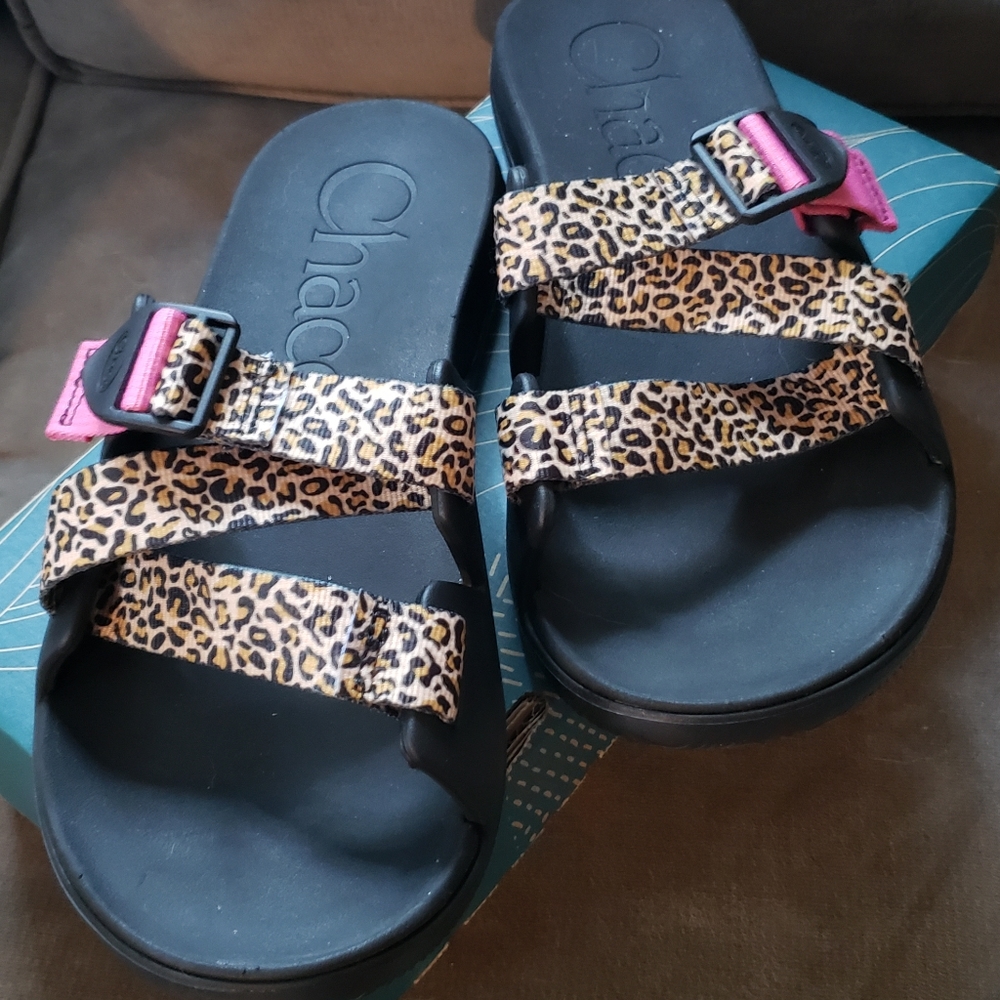 Chaco M 9 W 11 leopard flip flops
